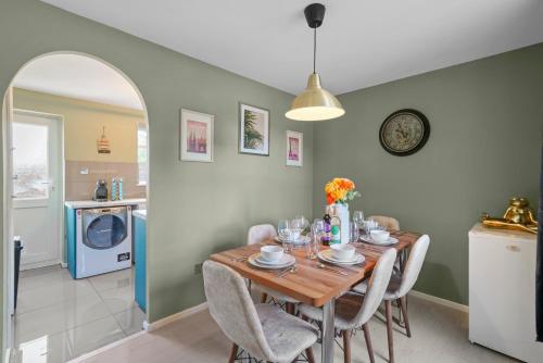 Facilities, BridgeCity Cheerful 3 bedroom home in Nuneaton in Nuneaton Facilities, BridgeCity Cheerful 3 bedroom home in Nuneaton in Nuneaton