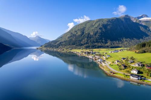 Зовнішній вигляд готелю, Cabin alongside the beautiful fjærlandsfjord in Флаленд Зовнішній вигляд готелю, Cabin alongside the beautiful fjærlandsfjord in Флаленд