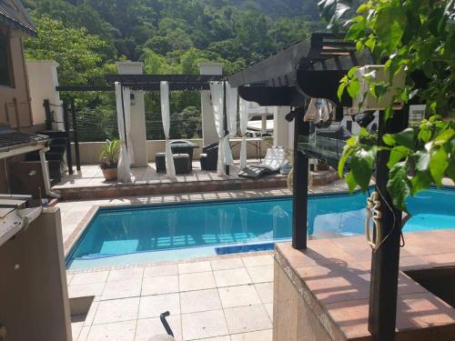 Бассейн , Spacious 5 bedroom Villa with pool in Диего Мартин Бассейн , Spacious 5 bedroom Villa with pool in Диего Мартин