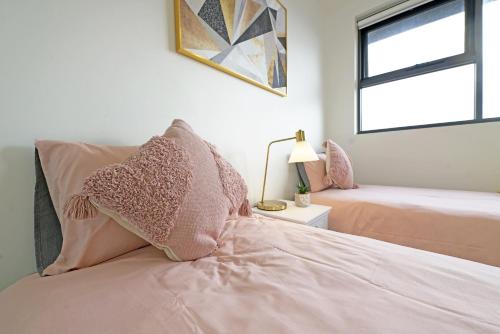 Bed, Preston Spacious 2BRM Apartment Free Parking Wi-Fi in Preston Bed, Preston Spacious 2BRM Apartment Free Parking Wi-Fi in Preston