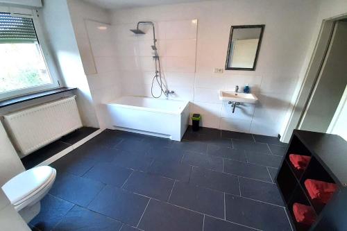 Bathroom, Spacious Work & Stay Apartments Budesheim in Schwirzheim Bathroom, Spacious Work & Stay Apartments Budesheim in Schwirzheim