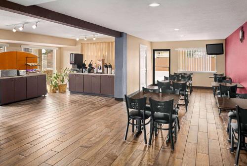 Comida y bebida, Ramada by Wyndham San Antonio Near SeaWorld/Lackland AFB in Balcones Heights Comida y bebida, Ramada by Wyndham San Antonio Near SeaWorld/Lackland AFB in Balcones Heights