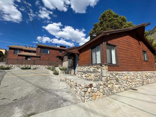 Exterior view, June Lake Villager in June Lake (CA) Exterior view, June Lake Villager in June Lake (CA)