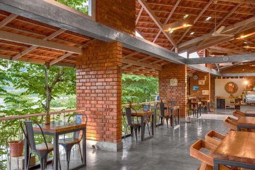 Ресторант, Estate Stay - Riverside Coffee in Корг Ресторант, Estate Stay - Riverside Coffee in Корг
