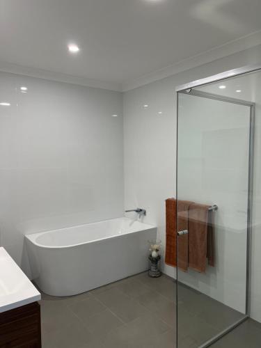 Bathroom, Waratah Holiday Home in Figtree Bathroom, Waratah Holiday Home in Figtree