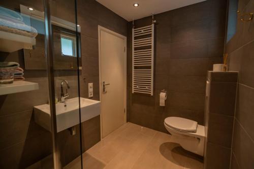 Bathroom, Het Witte Boshuis Vierhouten in Vierhouten Bathroom, Het Witte Boshuis Vierhouten in Vierhouten