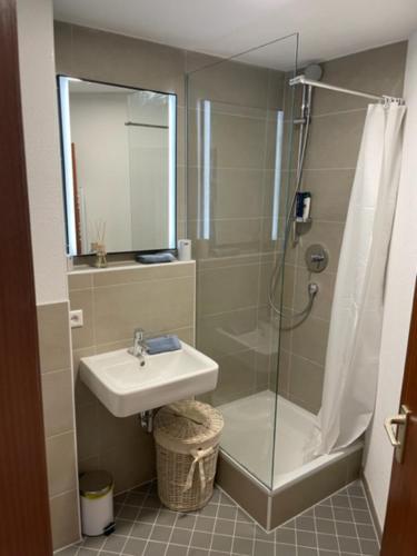 Bathroom, Schicke & komfortable 1 Zimmer Wohnung nahe Flughafen & Messe in Filderstadt Bathroom, Schicke & komfortable 1 Zimmer Wohnung nahe Flughafen & Messe in Filderstadt