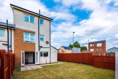Liverpool 4 Bed! Sleeps 9! Groups and Contractors! FREE OFF STREET PARKING! 3 Toilets! FREE WIFI! in Croxteth Liverpool 4 Bed! Sleeps 9! Groups and Contractors! FREE OFF STREET PARKING! 3 Toilets! FREE WIFI! in Croxteth