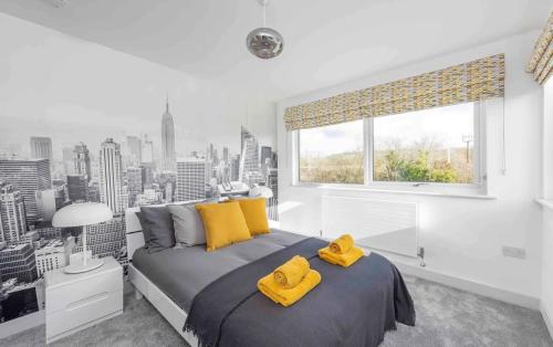 Love island style Mansion, Hot Tub, Sauna, Games room, themed rooms, bar, sleeps 24 in Kelston Love island style Mansion, Hot Tub, Sauna, Games room, themed rooms, bar, sleeps 24 in Kelston