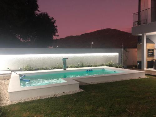 Úszómedence, Casa Luxo com piscina a 500 metros da praia in Cachoeira do Bom Jesus Úszómedence, Casa Luxo com piscina a 500 metros da praia in Cachoeira do Bom Jesus
