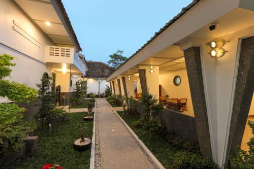Exterior view, CERIA HOTEL @Alun Alun Yogyakarta near Yogyakarta Palace Exterior view, CERIA HOTEL @Alun Alun Yogyakarta near Yogyakarta Palace
