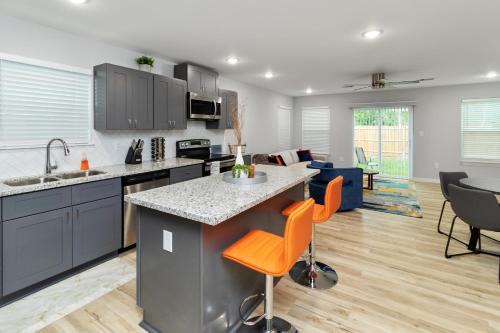 PEERLESS RETREAT - Minutes from Downtown Houston in East Houston PEERLESS RETREAT - Minutes from Downtown Houston in East Houston
