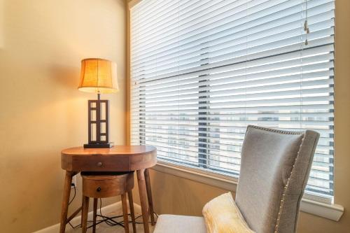 2BR Executive Suite With Pool, Gym and Fast Wi-Fi By ENVITAE in 업타운 2BR Executive Suite With Pool, Gym and Fast Wi-Fi By ENVITAE in 업타운