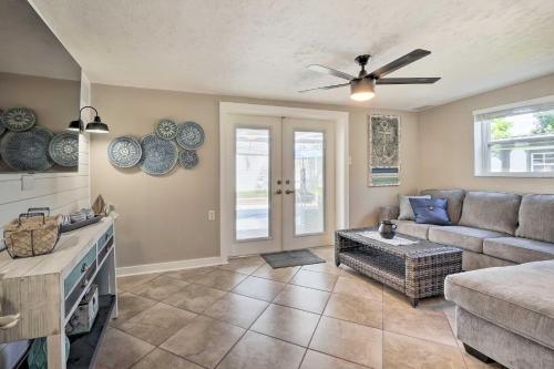 Inviting Holiday Home with Private Yard and Lanai in Holiday (FL) Inviting Holiday Home with Private Yard and Lanai in Holiday (FL)