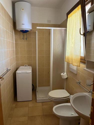 Bathroom, Tra mare e terme in Santa Maria Coghinas Bathroom, Tra mare e terme in Santa Maria Coghinas