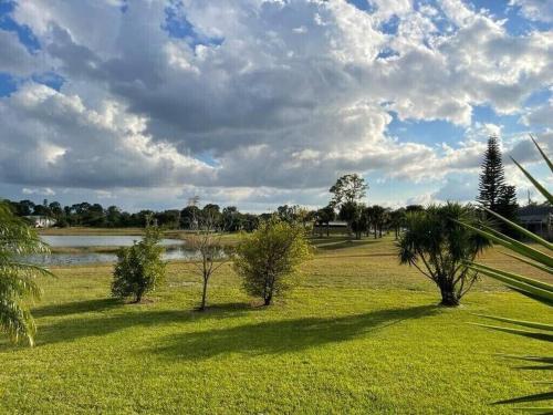 The Yellow Home amazing lake view in Lehigh Acres (FL) The Yellow Home amazing lake view in Lehigh Acres (FL)