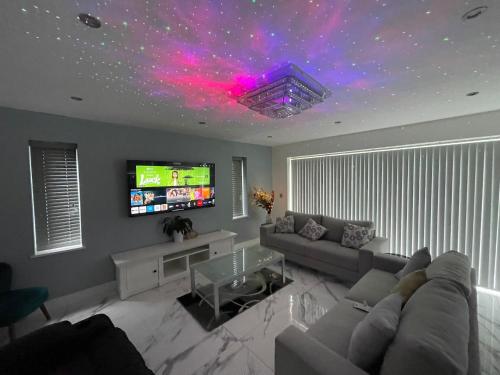 Cheerful 4 Bedroom luxury house with free parking in Birmingham Cheerful 4 Bedroom luxury house with free parking in Birmingham