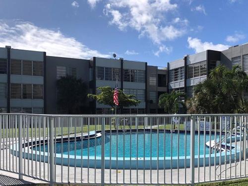 Swimming pool, Designer River View Apartments near Las Olas Boulevard Swimming pool, Designer River View Apartments near Las Olas Boulevard