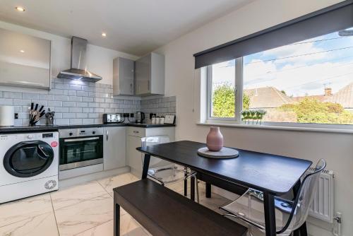 Quiet & Cosy Wollaton Bungalow, large garden, near to Wollaton Deer Park in 沃萊頓 Quiet & Cosy Wollaton Bungalow, large garden, near to Wollaton Deer Park in 沃萊頓