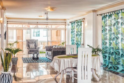 BEACHFRONT OCEAN VIEW ROOMS WITH A SWIMMING POOL in מומבסה BEACHFRONT OCEAN VIEW ROOMS WITH A SWIMMING POOL in מומבסה
