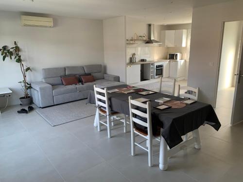 Maison 2 chambre, salon, 5 couchages in Pierrelaye Maison 2 chambre, salon, 5 couchages in Pierrelaye
