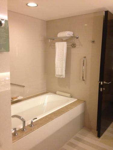 Баня, Shangri-La Far Eastern Plaza, Tainan in Тайнан Баня, Shangri-La Far Eastern Plaza, Tainan in Тайнан