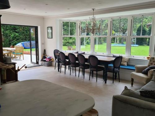 Spacious 6 bedroom house on private road with River Thames access in Harpsden Spacious 6 bedroom house on private road with River Thames access in Harpsden