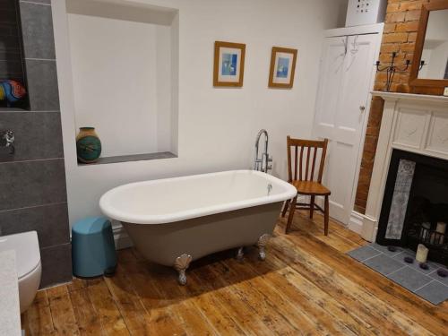 Spacious 6 bedroom house on private road with River Thames access in Harpsden Spacious 6 bedroom house on private road with River Thames access in Harpsden