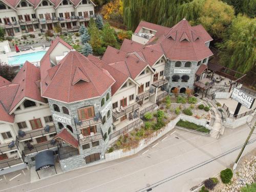 Buitenkant, The Castle at Swan Lake in Vernon (BC) Buitenkant, The Castle at Swan Lake in Vernon (BC)