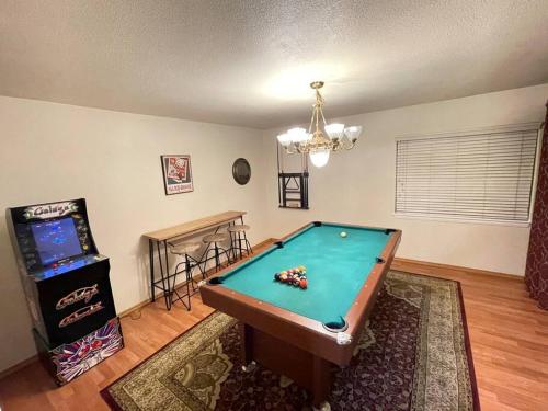 Spectacular 4BR Country Home on Large Estate in Rialto (CA) Spectacular 4BR Country Home on Large Estate in Rialto (CA)
