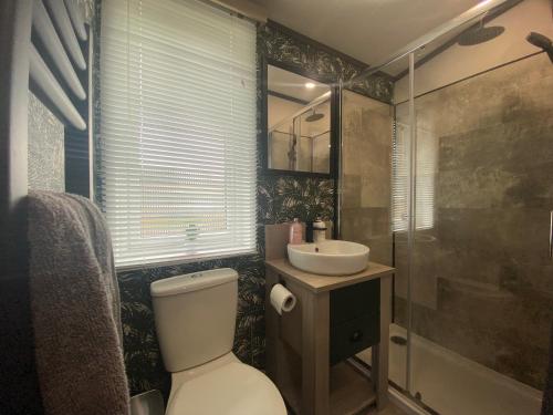 Bathroom, Teviotdale Lodge at Lilliardsedge Holiday Park in Jedburgh Bathroom, Teviotdale Lodge at Lilliardsedge Holiday Park in Jedburgh