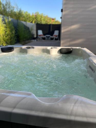 Hot tub, Suite La Farigoulette in Eoures Hot tub, Suite La Farigoulette in Eoures