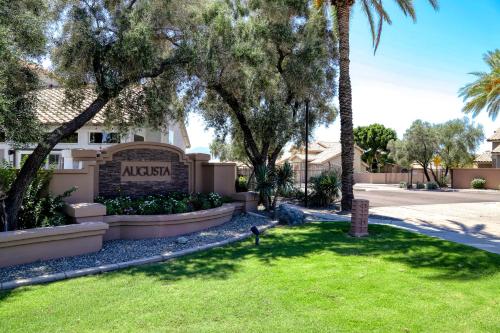 Luxe on the Links in Ahwatukee Luxe on the Links in Ahwatukee