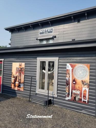 A szálláshely kívülről, Motel Shantik in Montebello (Québec) A szálláshely kívülről, Motel Shantik in Montebello (Québec)