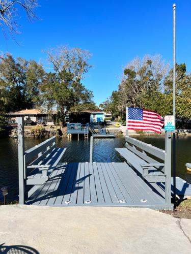 Waterfront Property w access to the Weeki Wachee River & Gulf of Mexico - Pet Friendly! in Weeki Wachee (FL) Waterfront Property w access to the Weeki Wachee River & Gulf of Mexico - Pet Friendly! in Weeki Wachee (FL)