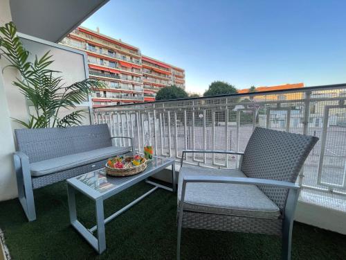Balcony/terrace, Comfortable apartment with parking - Antibes Riviera in Le Ponteil Balcony/terrace, Comfortable apartment with parking - Antibes Riviera in Le Ponteil