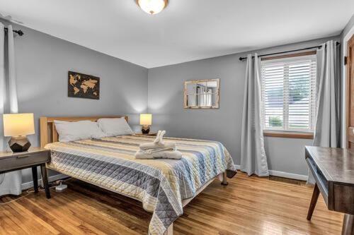 Gorgeous 2 Queen Bedroom Lower Apartment in North Buffalo with Free Driveway Parking near Buffalo Zoo Gorgeous 2 Queen Bedroom Lower Apartment in North Buffalo with Free Driveway Parking near Buffalo Zoo