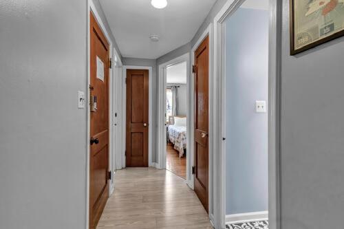 Gorgeous 2 Queen Bedroom Lower Apartment in North Buffalo with Free Driveway Parking near Buffalo Zoo Gorgeous 2 Queen Bedroom Lower Apartment in North Buffalo with Free Driveway Parking near Buffalo Zoo