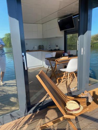 balkon/terasa, The River Thames Houseboat near Oxford in South Moreton balkon/terasa, The River Thames Houseboat near Oxford in South Moreton