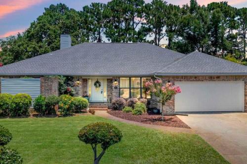 Outdoor Oasis by Beaches in Gulf Breeze (FL) Outdoor Oasis by Beaches in Gulf Breeze (FL)