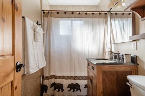 Bathroom, Hot tub*kids room*family cabin in Big Bear Lake (CA) Bathroom, Hot tub*kids room*family cabin in Big Bear Lake (CA)