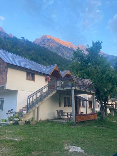 Bujtina Arturi in 瓦爾博納 Bujtina Arturi in 瓦爾博納