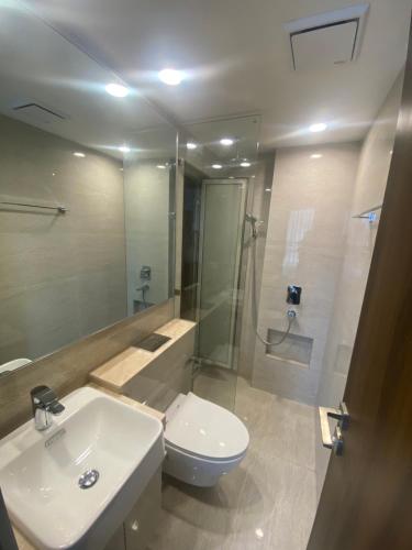 Bathroom, Maxxvalue Apartment Hiranandani Powai - RH5 in Powai Bathroom, Maxxvalue Apartment Hiranandani Powai - RH5 in Powai