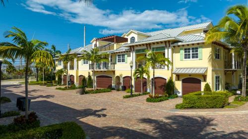 Beautiful Modern 4BR 3 Bath Game Room & Pool in Tequesta Beautiful Modern 4BR 3 Bath Game Room & Pool in Tequesta