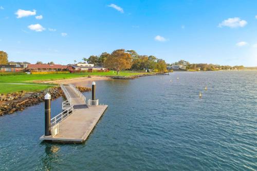 View, Riverside Breeze - luxury family retreat with pool in Settlement Point View, Riverside Breeze - luxury family retreat with pool in Settlement Point