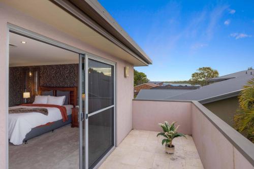 Balcony/terrace, Riverside Breeze - luxury family retreat with pool in Settlement Point Balcony/terrace, Riverside Breeze - luxury family retreat with pool in Settlement Point