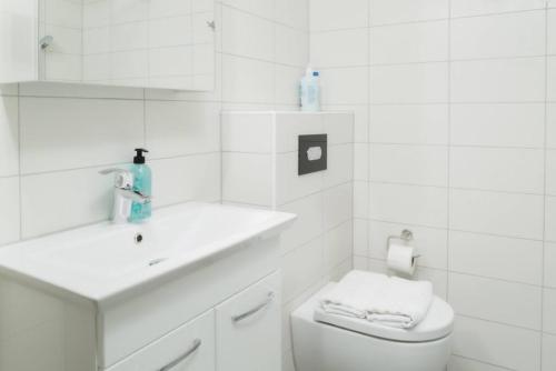 화장실, Comfy and well equipped Apartment w free parking in 리딘고 화장실, Comfy and well equipped Apartment w free parking in 리딘고