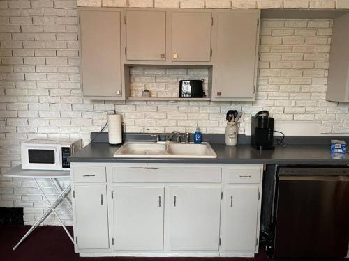 2-Bedroom Quincy Apt. with private parking & Wifi in Quincy 2-Bedroom Quincy Apt. with private parking & Wifi in Quincy