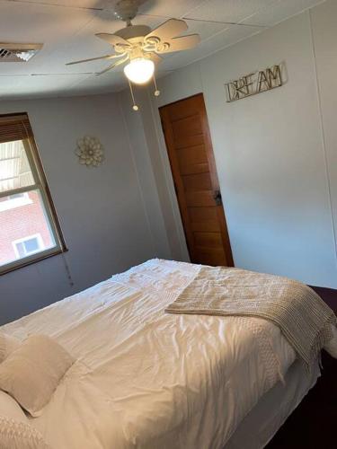 2-Bedroom Quincy Apt. with private parking & Wifi in Quincy 2-Bedroom Quincy Apt. with private parking & Wifi in Quincy