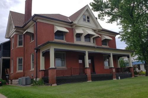 2-Bedroom Quincy Apt. with private parking & Wifi in Quincy 2-Bedroom Quincy Apt. with private parking & Wifi in Quincy